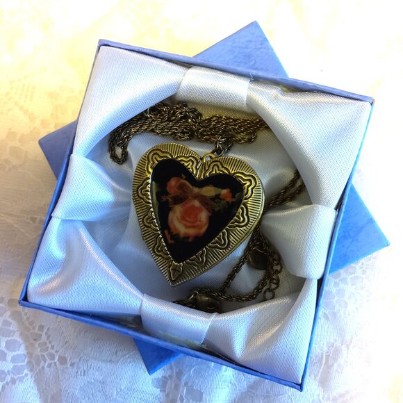Vintage Heart Locket Love Pendant VTG Floral Brass Photo Necklace - Picture 10 of 13